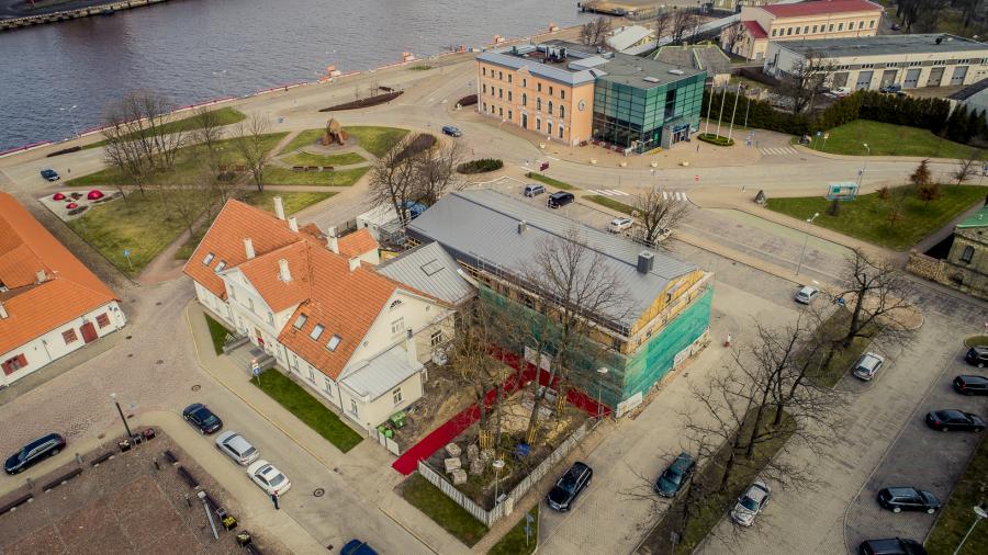 Tiesu nams ar jauno piebuvi